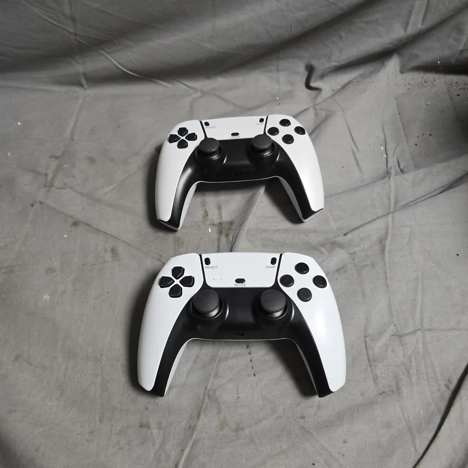 2 X WHITE WIRELESS GAME CONTROLLERS 