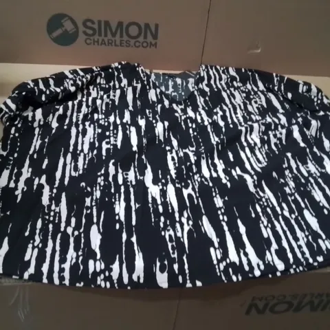 BOXED BRAND NEW APPROXIMATELY 25 JD WILLIAMS OVERSIZED BLOUSE MONO PRINT SIZE 16