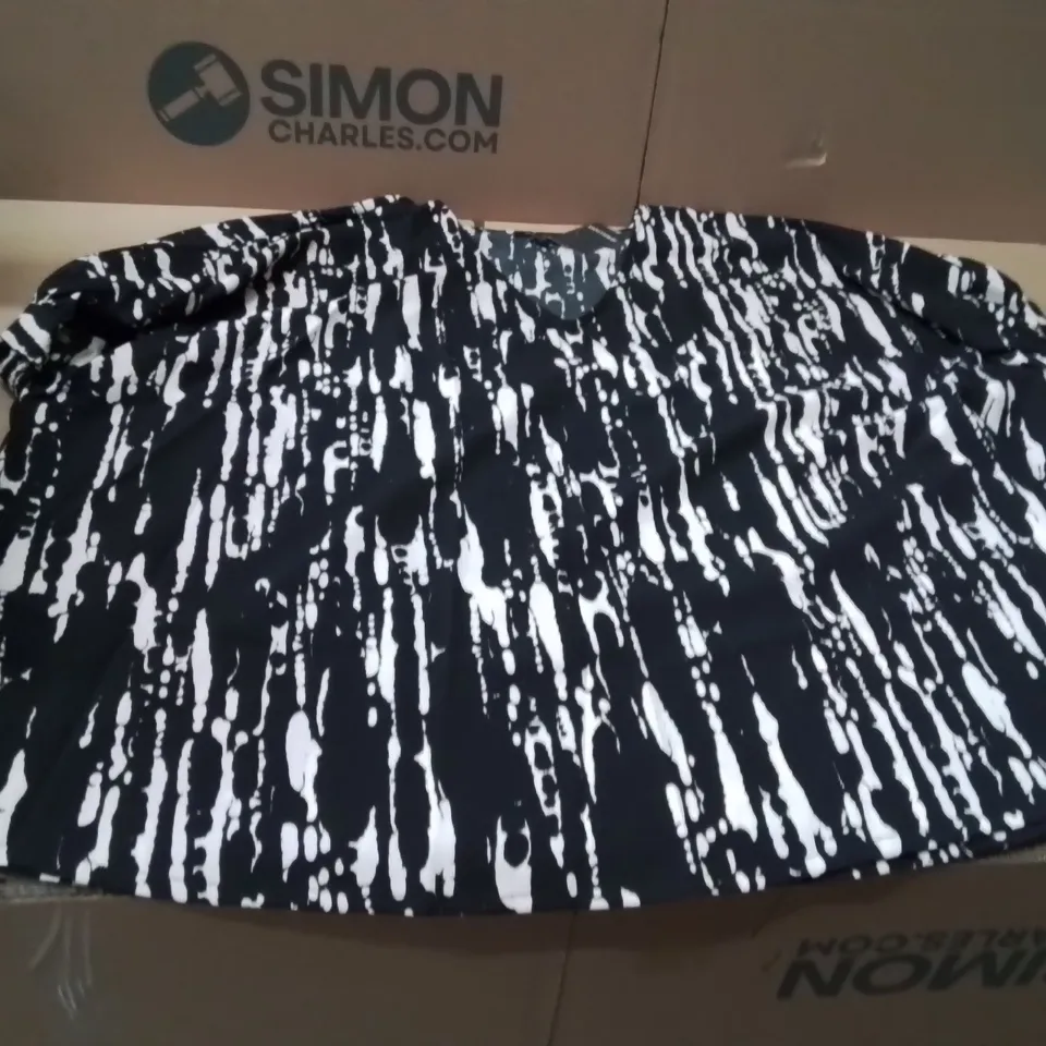 BOXED BRAND NEW APPROXIMATELY 25 JD WILLIAMS OVERSIZED BLOUSE MONO PRINT SIZE 16