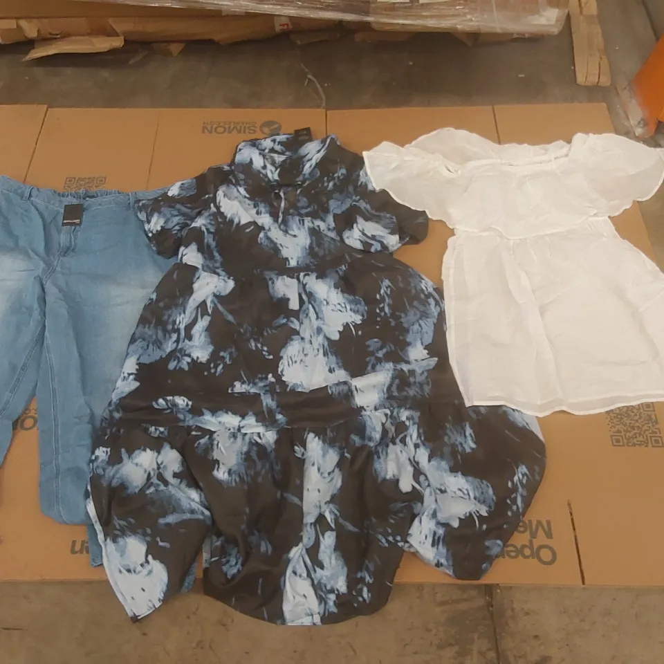 PALLET CONTAINING APPROXIMATELY 700X BRAND NEW ASSORTED DESIGNER CLOTHING ITEMS INCLUDING: SIMPLY BE DRESSES, JD WILLIAMS JEANS, BIKINI TOPS ECT