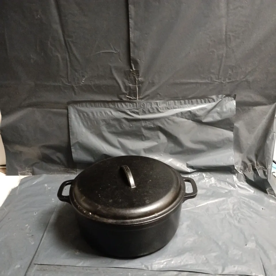 CAST IRON DUTCH OVEN WITH LID