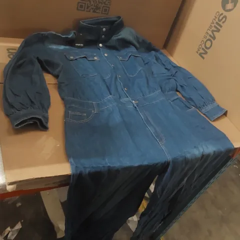 BOX CONTAINING APPROXIMATELY 6x BRAND NEW SIMPLY BE MID WASH DENIM JUMPSUITS - SIZE 24