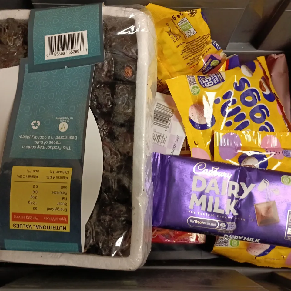 APPROXIMATELY 12 ASSORTED FOOD & DRINK ITEMS TO INCLUDE GRIND HOUSE BLEND MINI EGGS, CANDY KITTENS DISCO DREAMS, ETC - COLLECTION ONLY