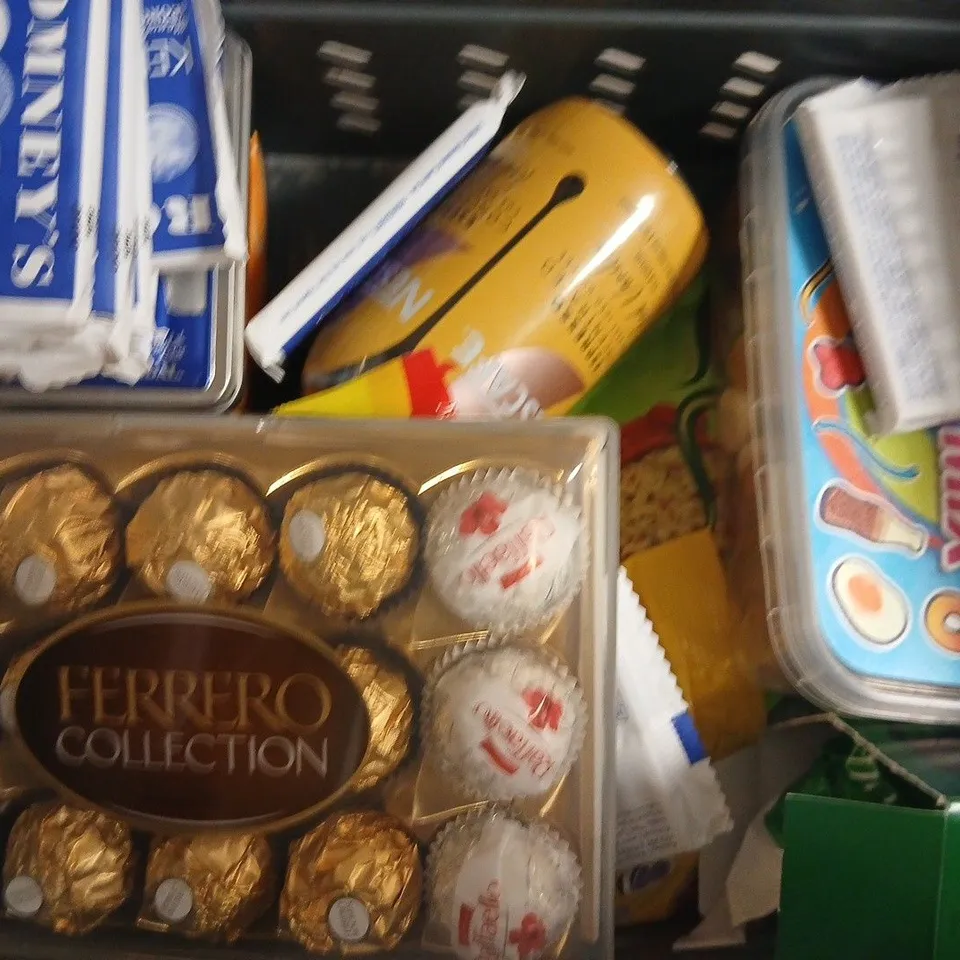 APPROXIMATELY 10 ASSORTED FOOD AND DRINK ITEMS TO INCLUDE KENDAL MINT CAKE, LASAGNE PASTA, ETC