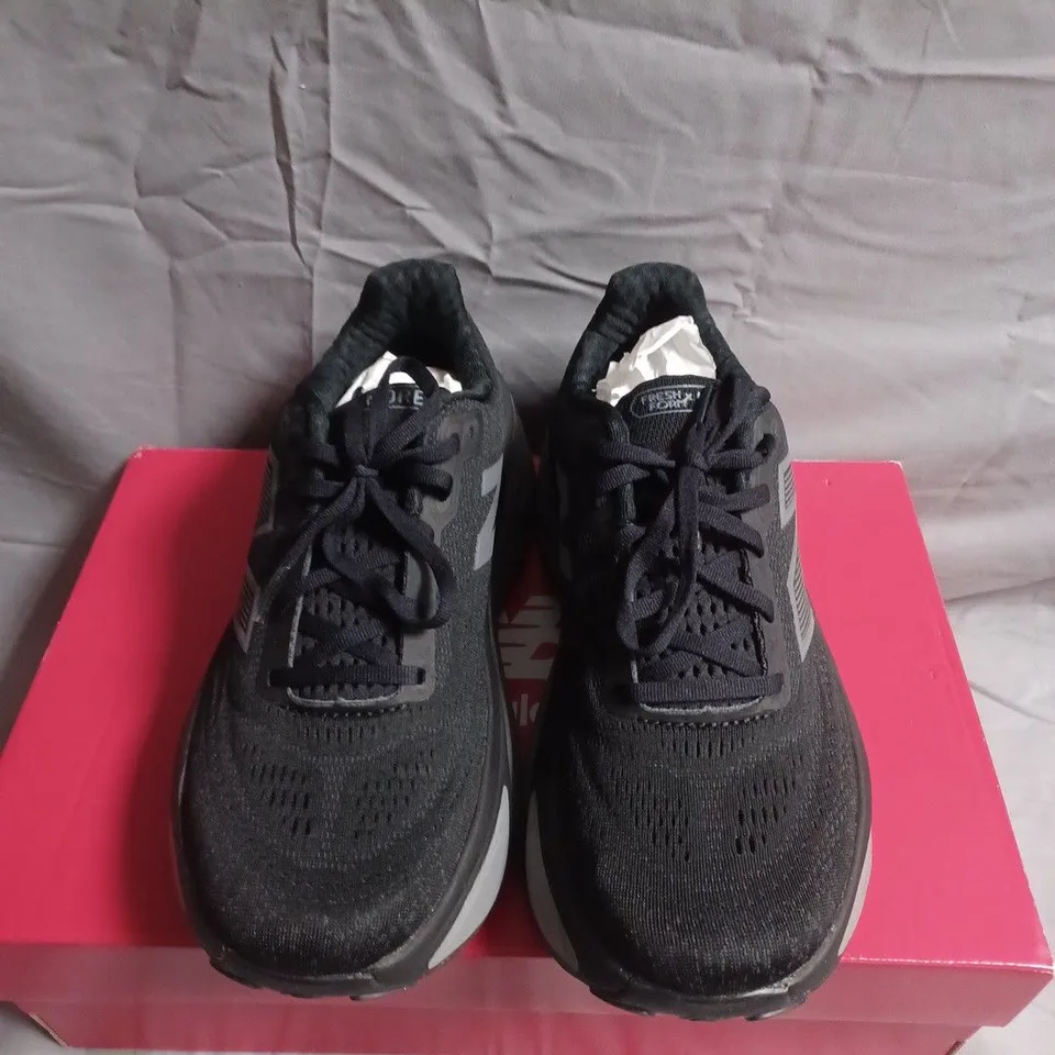 BOXED PAIR OF NEW BALANCE SNEAKERS – UK SIZE 8.5