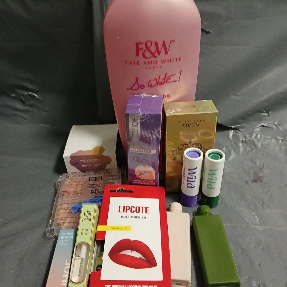 APPROXIMATELY 20 ASSORTED HEALTH & BEAUTY PRODUCTS TO INCLUDE - F&W BRIGHTENING SHOWER GEL, WILD DEODORANT, PIXI BROW TAMER, ETC 