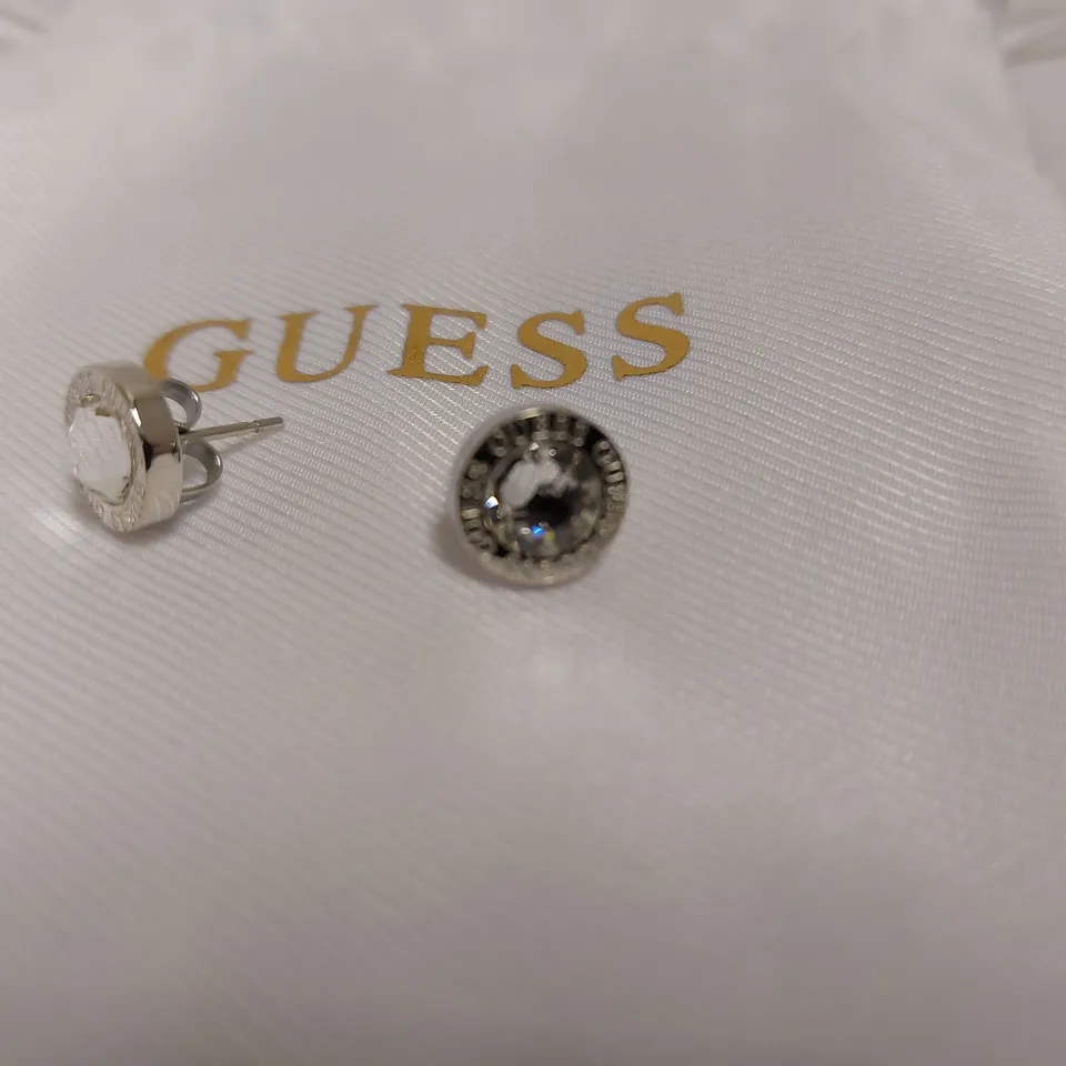 BOXED GUESS COLOUR MY DAY 10MM CLEAR STUD EARRINGS