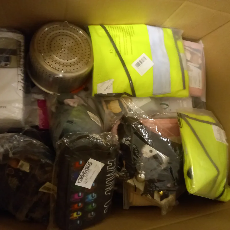 BOX OF APPROX 25 ASSORTED ITEMS TO INCLUDE - STAINLESS STEAL STRAINER - CASTOR OIL PACK - SHARK HYDRO VAC MULTI SURFACE SCANNER ECT