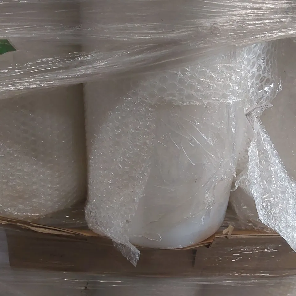 PALLET CONTAINING A LARGE QUANTITY OF MACHINE FILM ROLLS