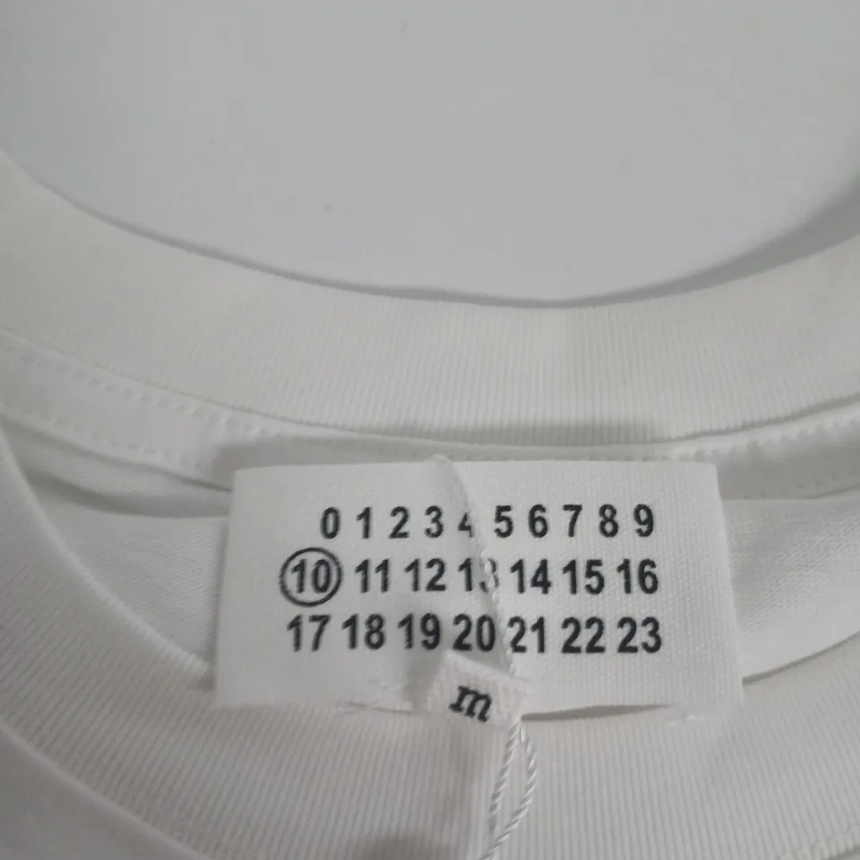 MAISON MARGIELA WHITE T-SHIRT WITH NUMERAL LOGO PRINT – SIZE M