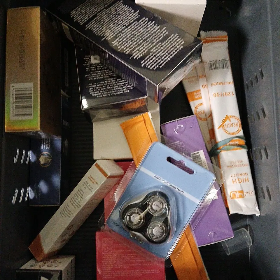 APPROXIMATELY 20 ASSORTED HEALTH & BEAUTY PRODUCTS TO INCLUDE SOAP&GLORY THE RIGHTEOUS BUTTER, DERMATICA SPF 50 SUNSCREEN, SUNDAY RAIN BUBBLE BATH, ETC