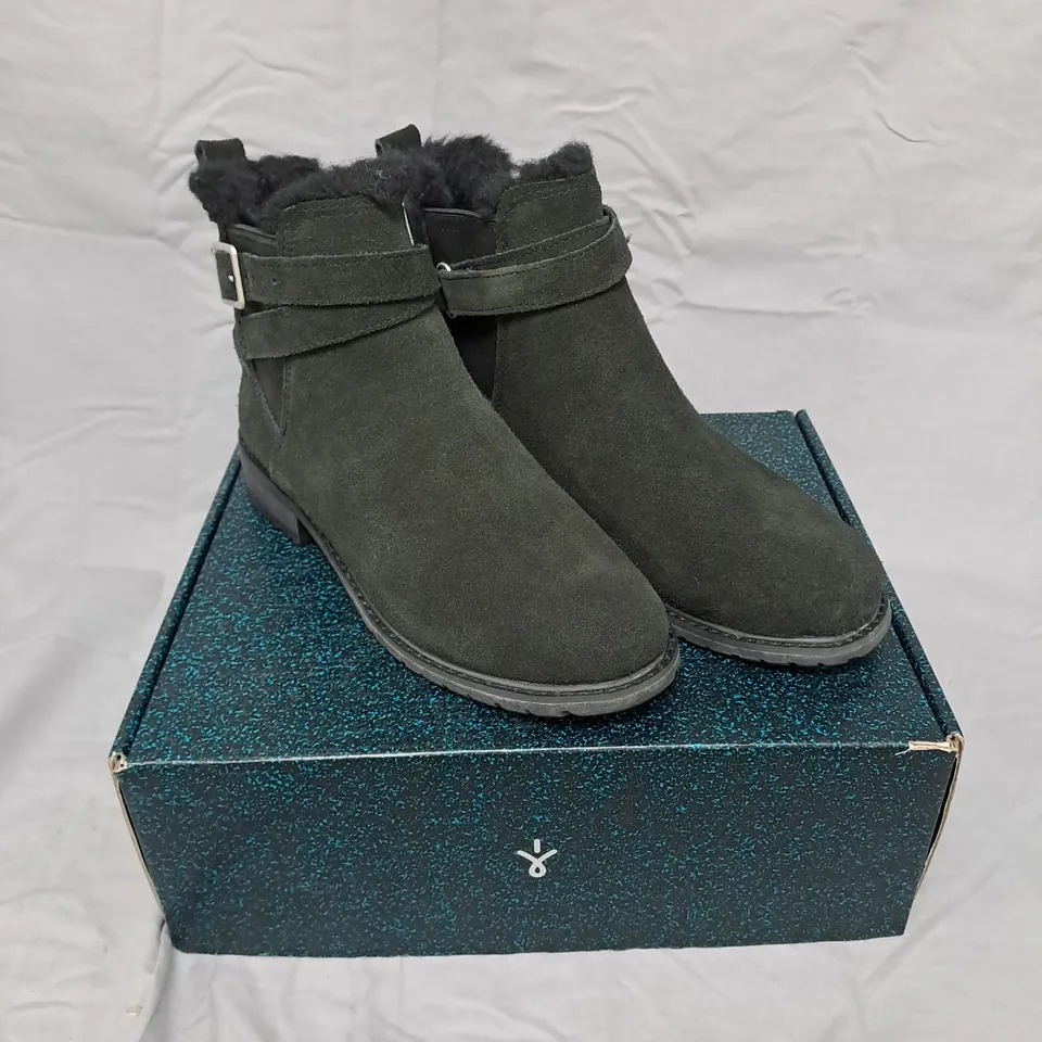 EMU AUSTRALIA WOMEN'S SUEDE ANKLE BOOT WITH FUR LINING AND BUCKLE STRAP - 6