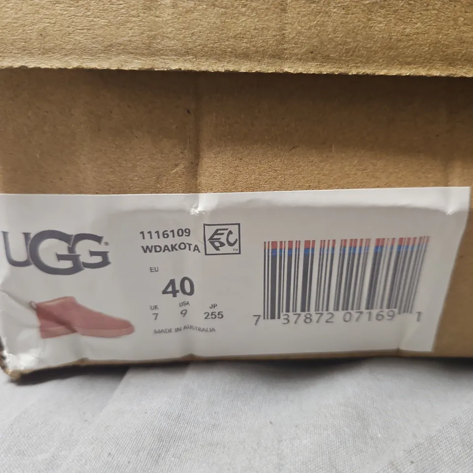 UGG DAKOTA SHEARLING-LINED BOOTS – TAN SUEDE, UK 7 (EU 40) – BOXED