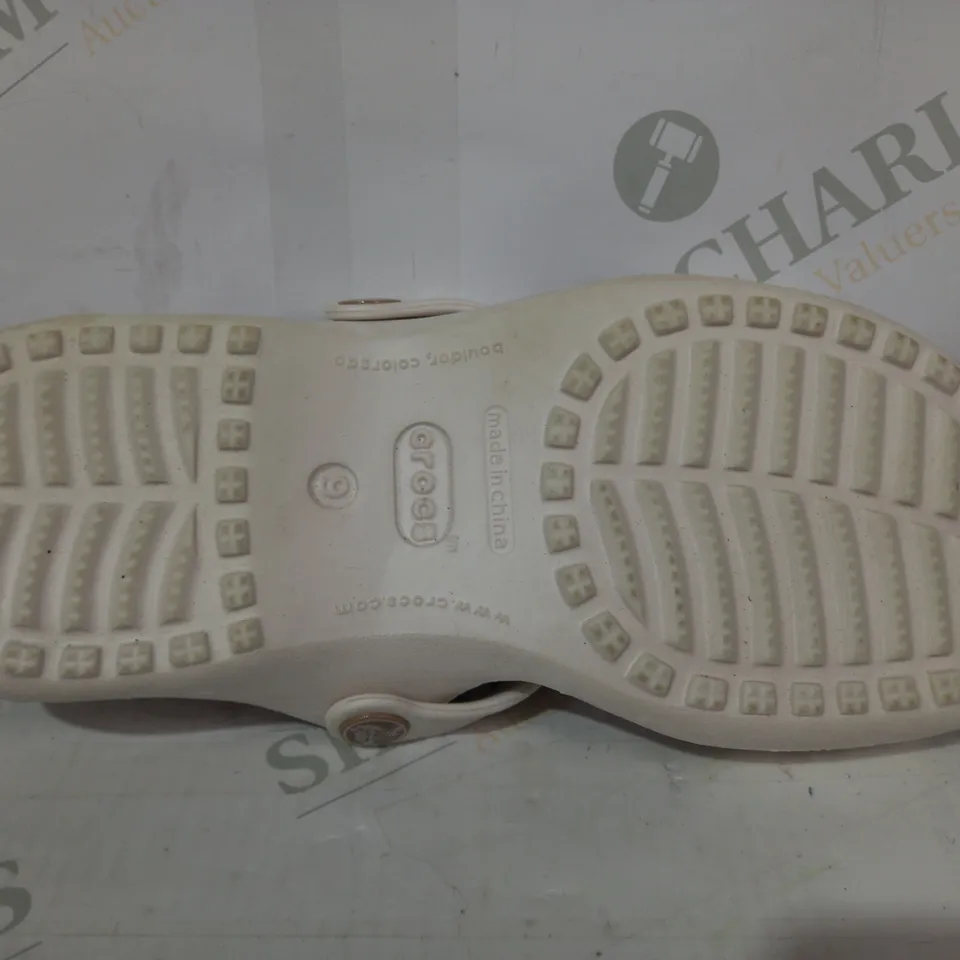 PAIR OF CROCS OPEN TOE SANDALS IN WHITE SIZE 9