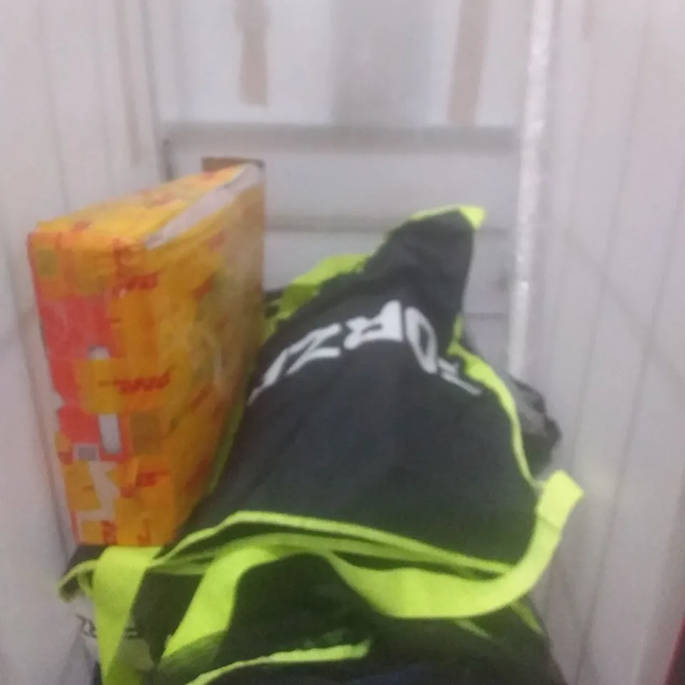 CAGE OF APPROX 12 ASSORTED ITEMS TO INCLUDE- VERMONT TENNIS RACKET -PULL UP PADDED BAR - FORZA FLEX FOOTBALL OBSTACLE ECT