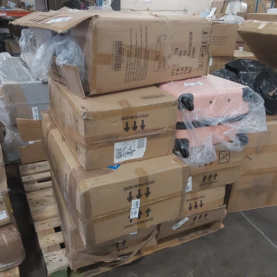 PALLET CONTAINING A LARGE ASSORTMENT OF SUITCASES