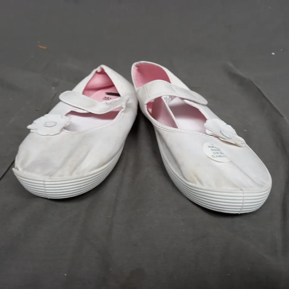 A BOX OF APPROXIMATELY 20 PAIRS OF WHITE SHOES. VARIOUS SIZES