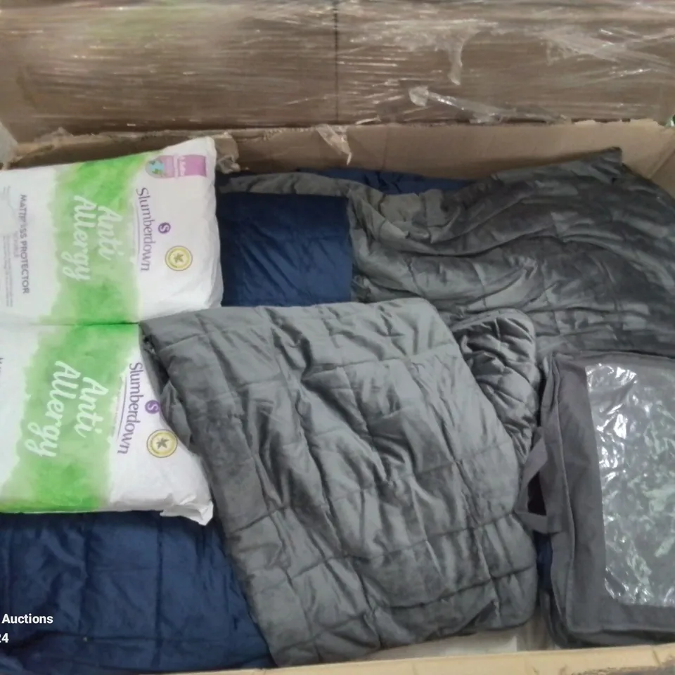 PALLET CONTAINING VARIOUS WEIGHTED BLANKETS PILLOWS MATTRESS PROTECTORS ETC. IN DIFFERENT COLOURS AND SIZES
