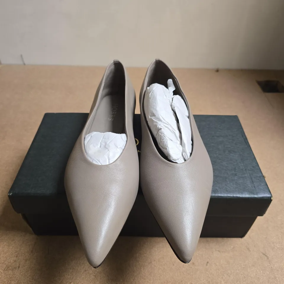 BOXED PAIR OF HOBBS VALENTINA BALLERINA MUSHROOM NAPPA LEATHER PUMP – UK SIZE 7