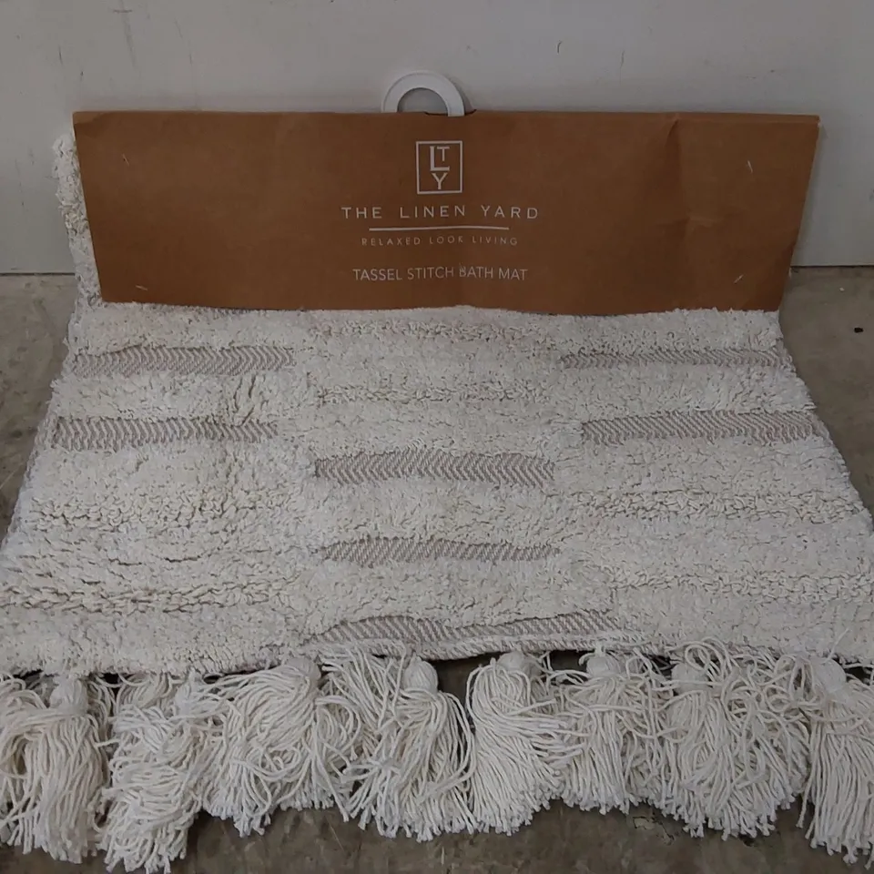 BAGGED TASSEL STITCH RECTANGLE BATH MAT (1 ITEM)