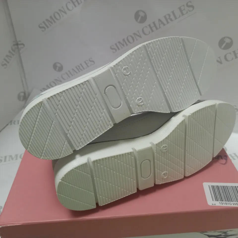 BOXED WHITE GENE WEDGE TRAINERS WITH LACE AND ZIP