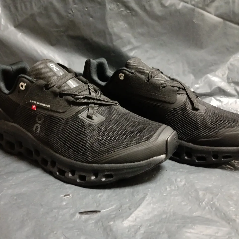 PAIR OF ON CLOUDSTRATUS TRAINERS IN BLACK SIZE UK 9