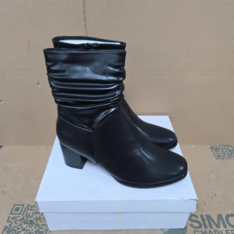 BOXED PAIR OF SHOES BY EMMA LOLITA BOOTS IN BLACK - SIZE 8