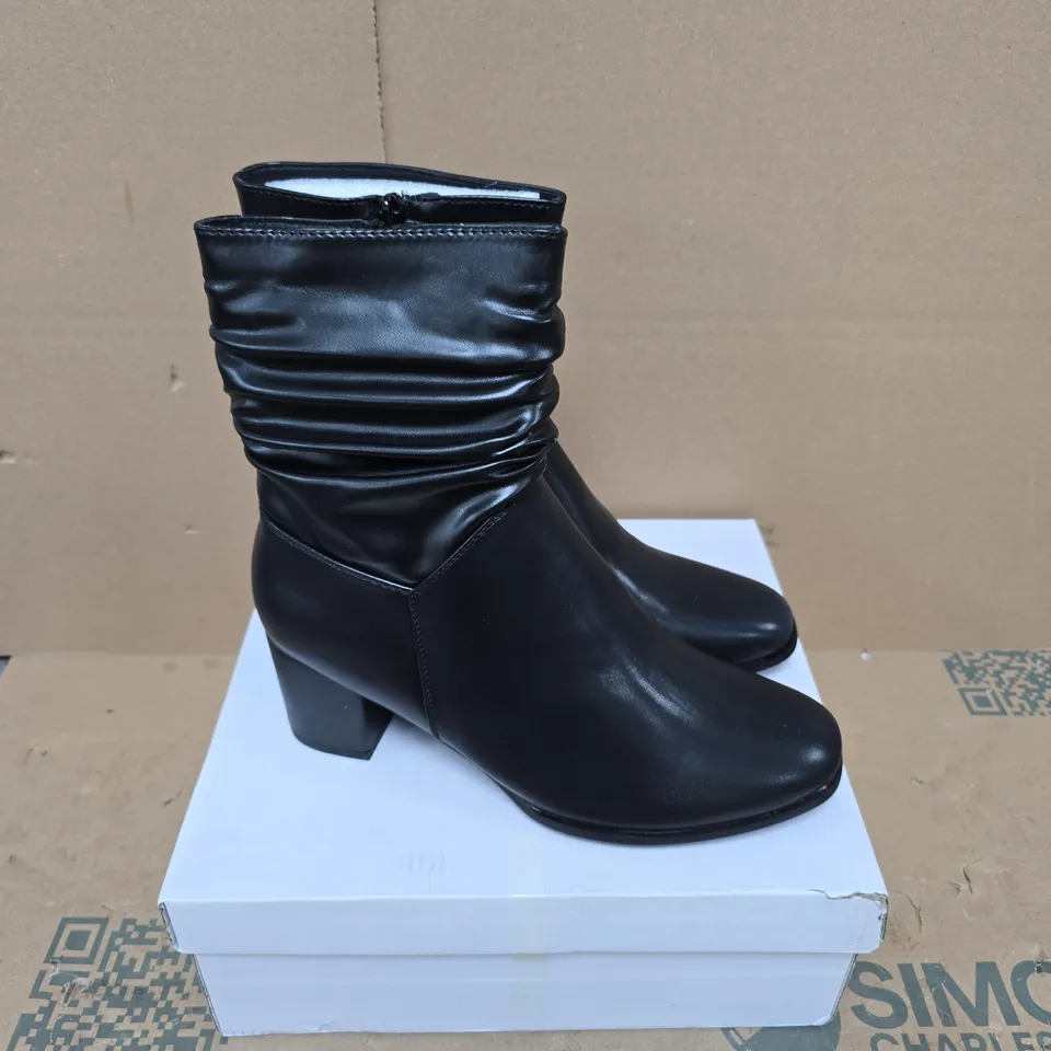 BOXED PAIR OF SHOES BY EMMA LOLITA BOOTS IN BLACK - SIZE 8
