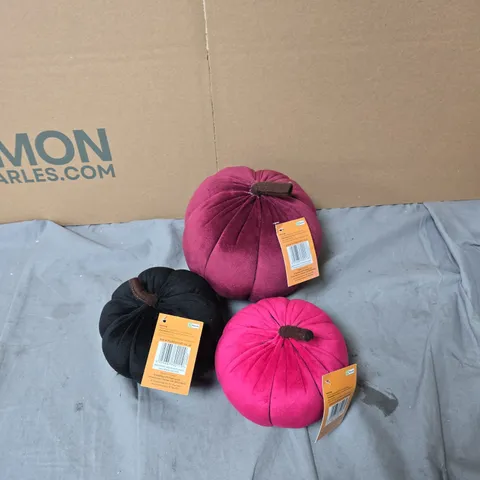 BOX OF APPROXIMATELY 180 HOBBYCRAFT PLUSH PUMPKIN DECORATIONS β ASSORTED COLOURS (PINK, MAGENTA & BLACK)