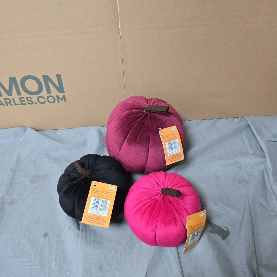 BOX OF APPROXIMATELY 180 HOBBYCRAFT PLUSH PUMPKIN DECORATIONS – ASSORTED COLOURS (PINK, MAGENTA & BLACK)