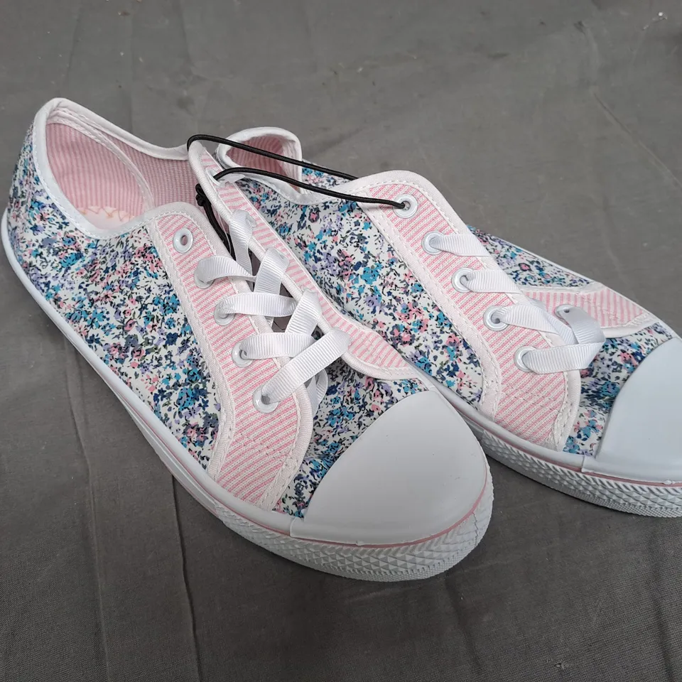 BOX OF APPROXIMATLY 10 FLAT FLOWER SHOES IN VARIOUS SIZE 