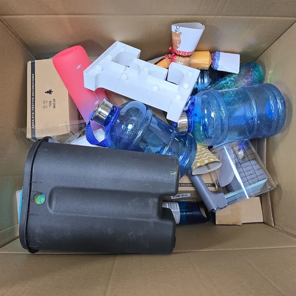 APPROXIMATELY 20 ASSORTED HOMEWARE ITEMS TO INCLUDE PHOTO ALBUM, 1L GYM BOTTLE POKEMON CHARIZARD BATTLE FEATURE FIGURE, ETC