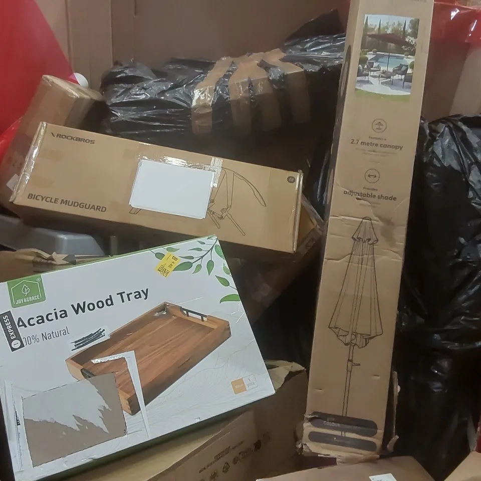 PALLET CONTAINING A VERY LARGE QUANTITY OF ASSORTED ITEMS INCLUDING: GARDEN PARASOL, ACACIA WOOD TRAY, BICYCLE MUD GUARD ECT