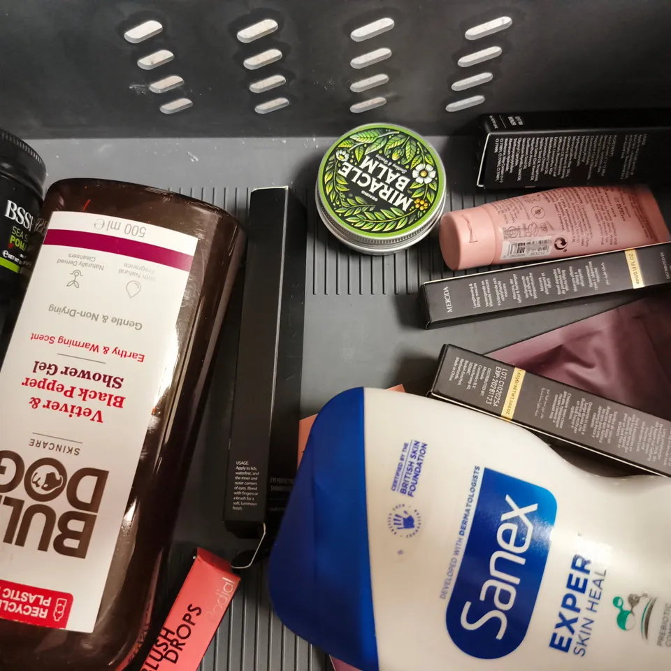 APPROX 12 ASSORTED BEAUTY PRODUCTS TO INCLUDE SANEX SHOWER GEL, GIVE ME SHAMPOO, BULLDOG SHOWER GEL, ETC