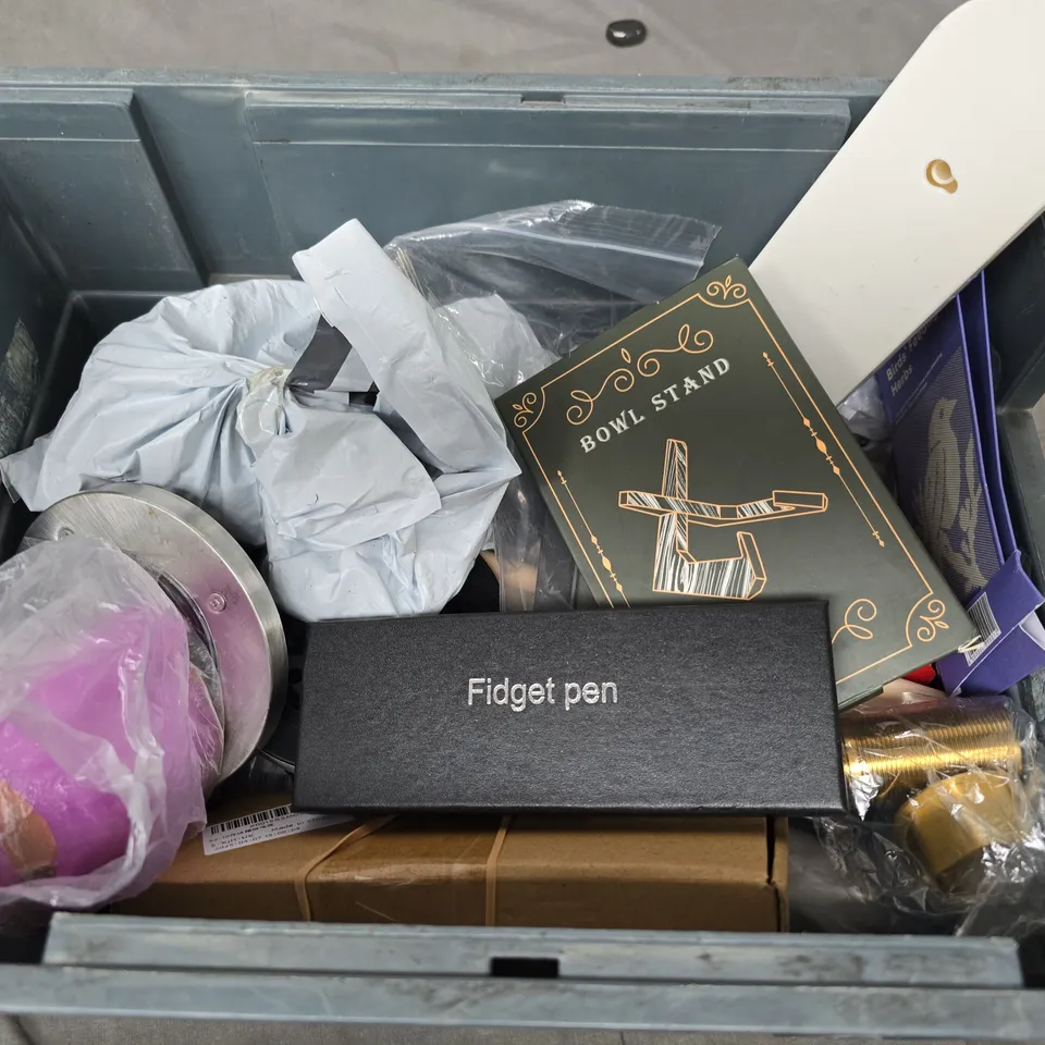 BOX OF ASSORTED ITEMS TO INCLUDE - FIDGET PEN - BOLTS AND BOWL STAND 