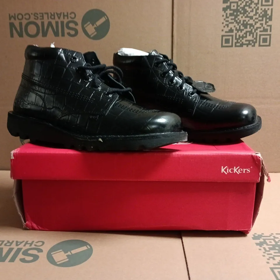 BOXED PAIR OF KICKERS HI CROC LEATHER SHOES IN BLACK SIZE EU 43