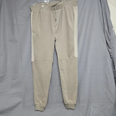 BOX OF APPROXIMATELY 14 ASSORTED ITEMS TO INCLUDE: TAN JOGGING BOTTOMS AND BLACK WILLIAM HUNT WASHBAG