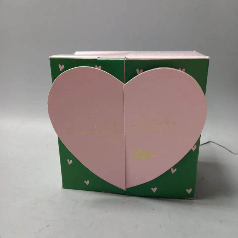 BOXED BOOTS GIFT SET TO INCLUDE MASCARA , PRIMING MOISTURISER , ETC