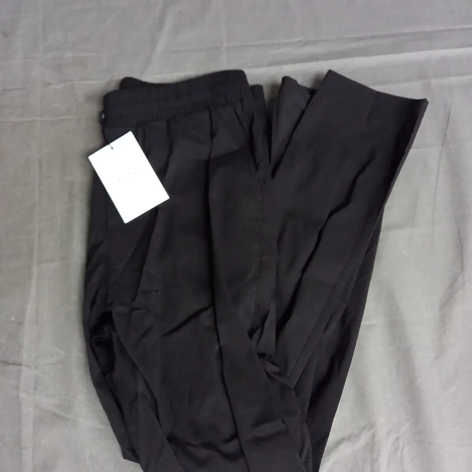 ARNE PLAIN SEERSUCKER TROUSER IN BLACK SIZE M