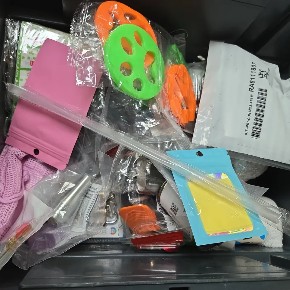 APPROXIMATELY 16 ASSORTED HOUSEHOLD ITEMS TO INCLUDE WOOD REPAIR KIT, MIRROR POLISHED SCRAPER, BMW KEYRING, ETC
