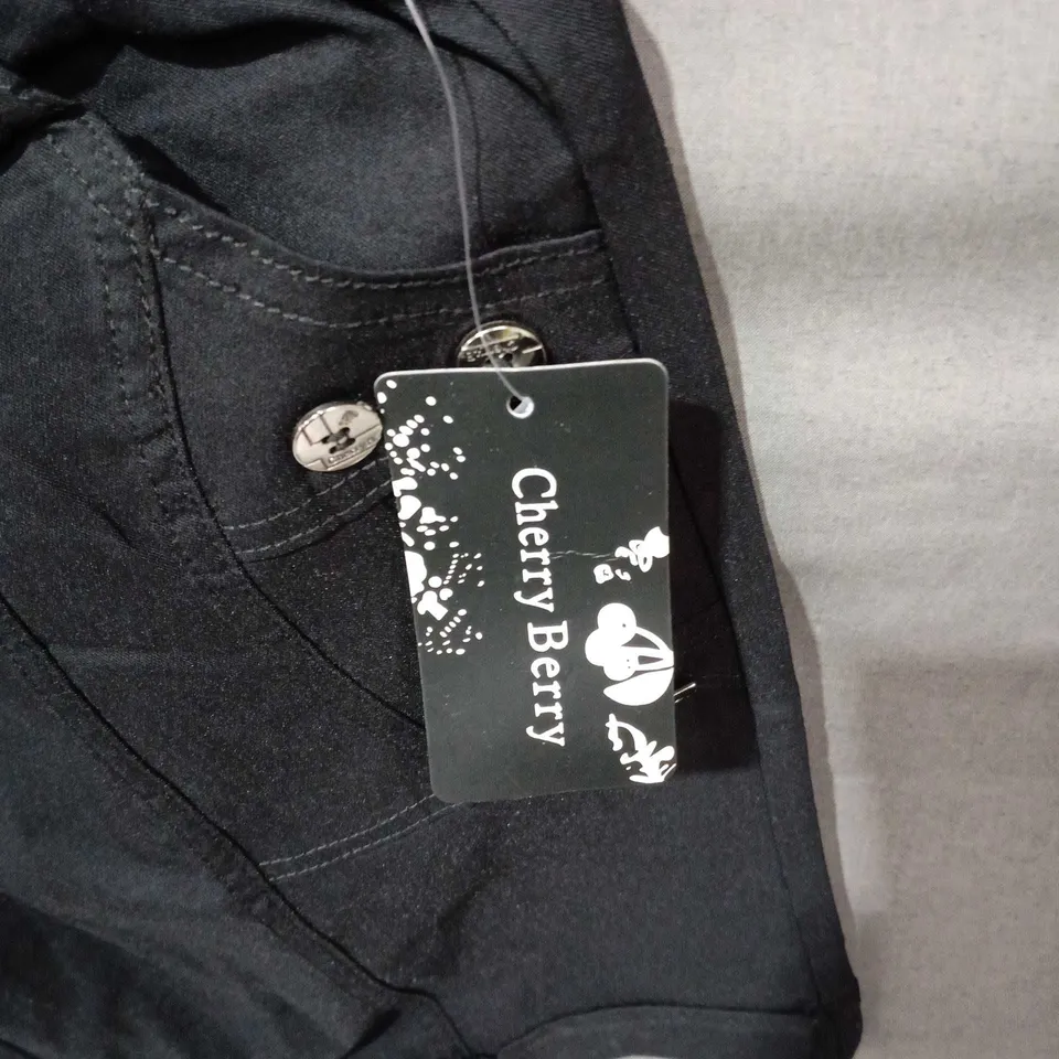 CHERRY BERRY BLACK SHORTS SIZE T3 