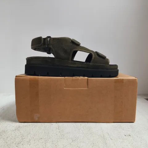 BOXED PAIR OF SIMPLY BE SANDALS IN KHAKI SIZE UK 7