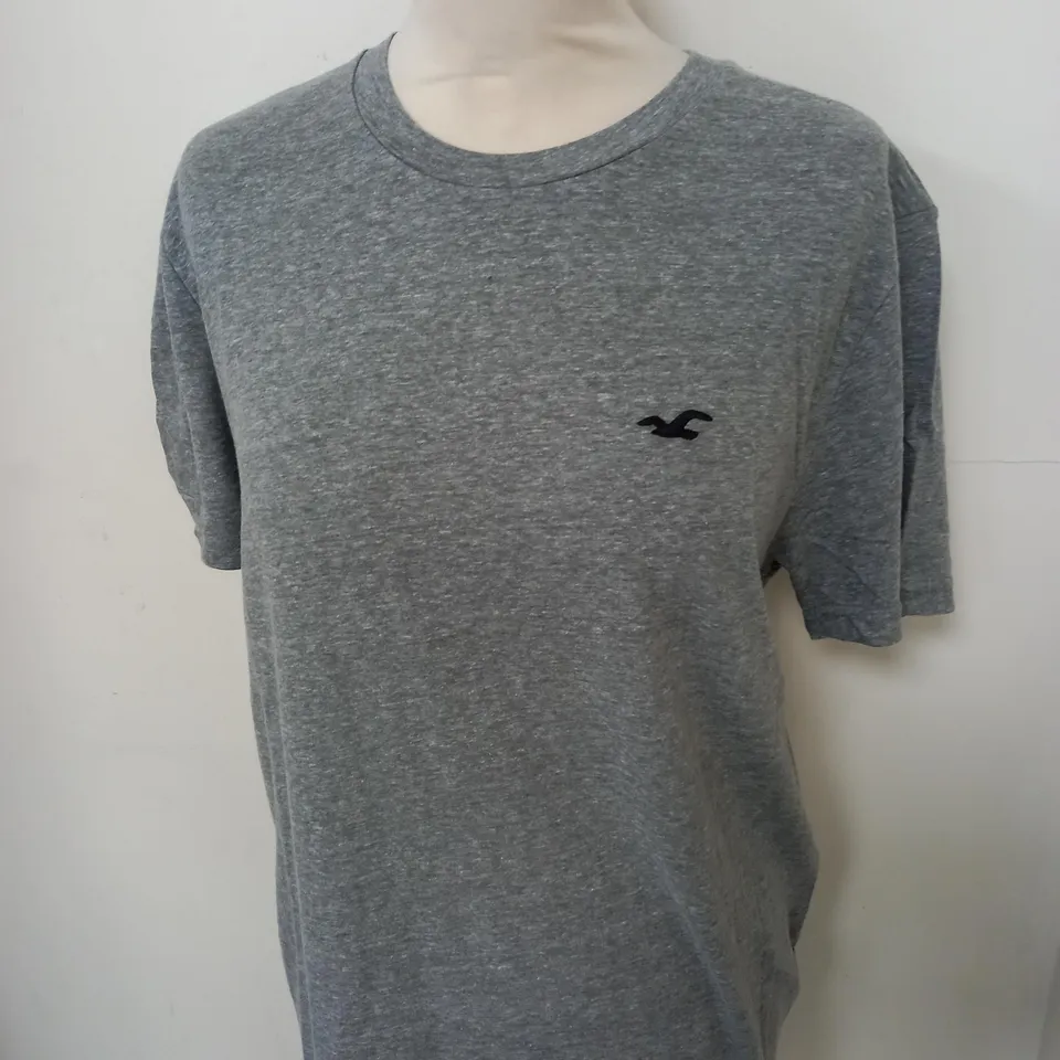 HOLLISTER CASUAL LOGO T-SHIRT IN GREY  SIZE M
