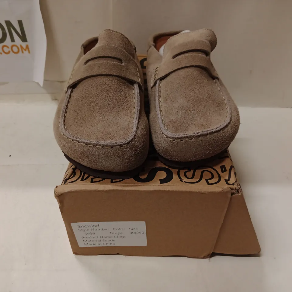 SNOWIND CLOGS IN TAUPE SUEDE – UK 6 (EU 39) – BOXED