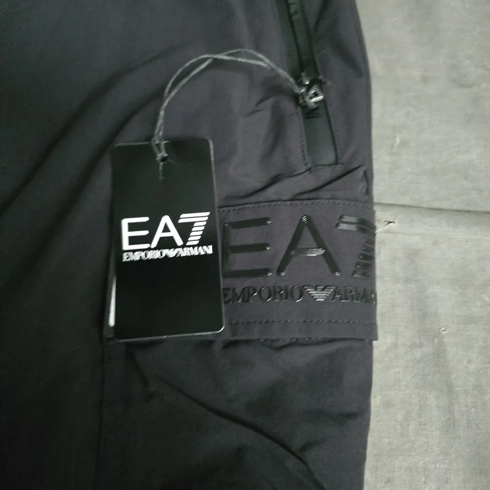 EA7 EMPORIO ARMANI MEN'S CARGO SHORTS – BLACK SIZE M 