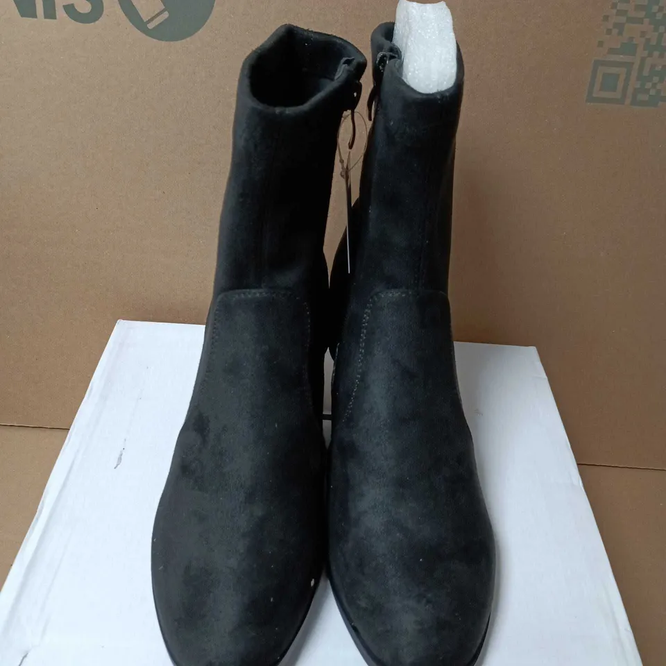 BOXED PAIR OF SHOES BY EMMA BLACK SUEDE ANKLE BOOTS – SIZE 4