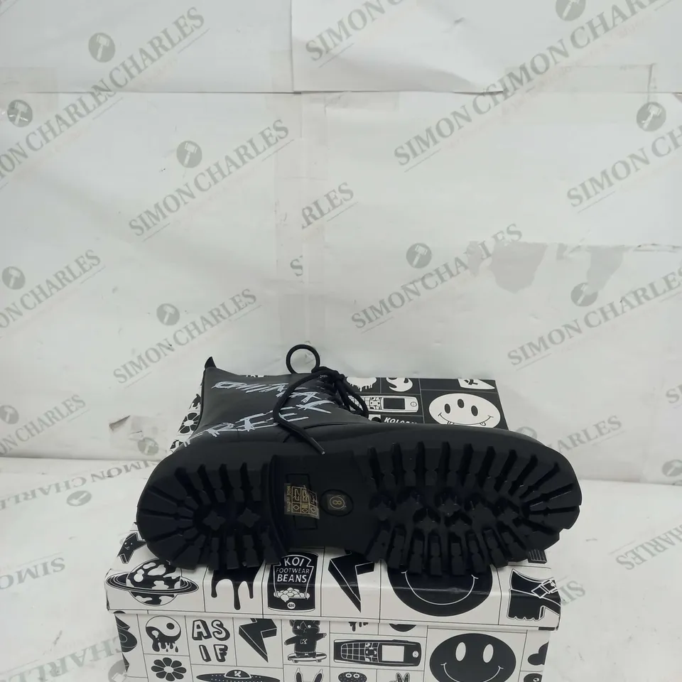 BOXED PAIR OF KOI FOOTWEAR THE STATEMENT ANIMAL FREE MENS MILITARY BOOTS - SIZE 8