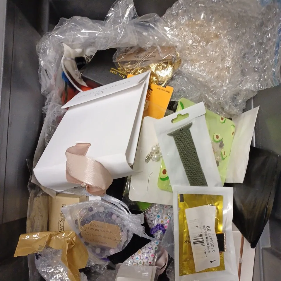 APPROXIMATELY 30 ASSORTED JEWELLERY PRODUCTS TO INCLUDE EARRINGS, RINGS, WATCHES ETC