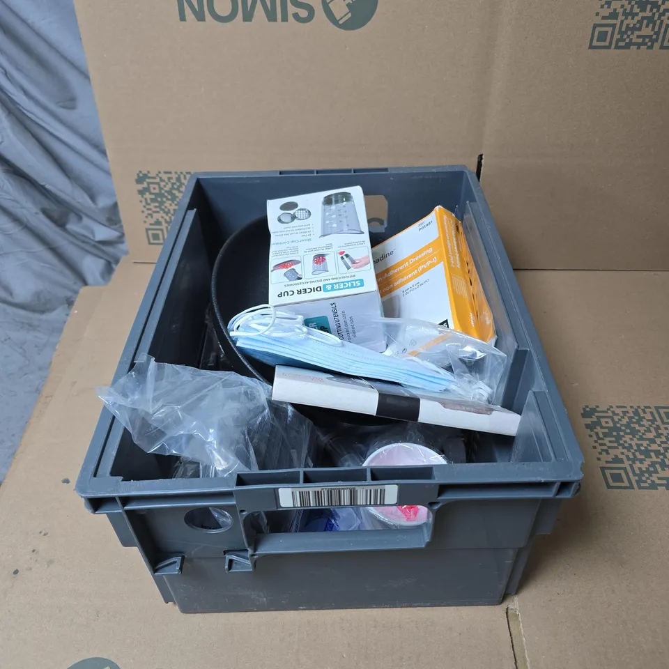 TOTE OF APPROXIMATELY 15 ASSORTED ITEMS TO INCLUDE THE BRITISH MUSEUM LINED JOURNAL, SLICER AND DICER CUP, INADINE DRESSING, SUSHI AND NOODLE BAR BOWL ETC