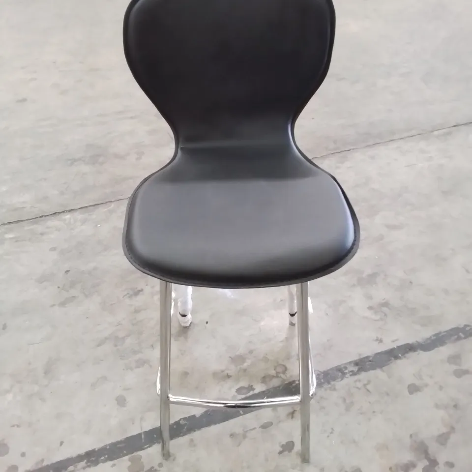 A BOX OF 4 DESIGNER QUALITY LEATHER UPHOLSTERED CHROME LEGS BAR STOOLS 